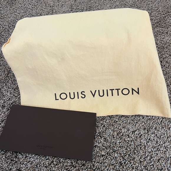 Louis Vuitton Twist MM Bag - Picture 5 of 8